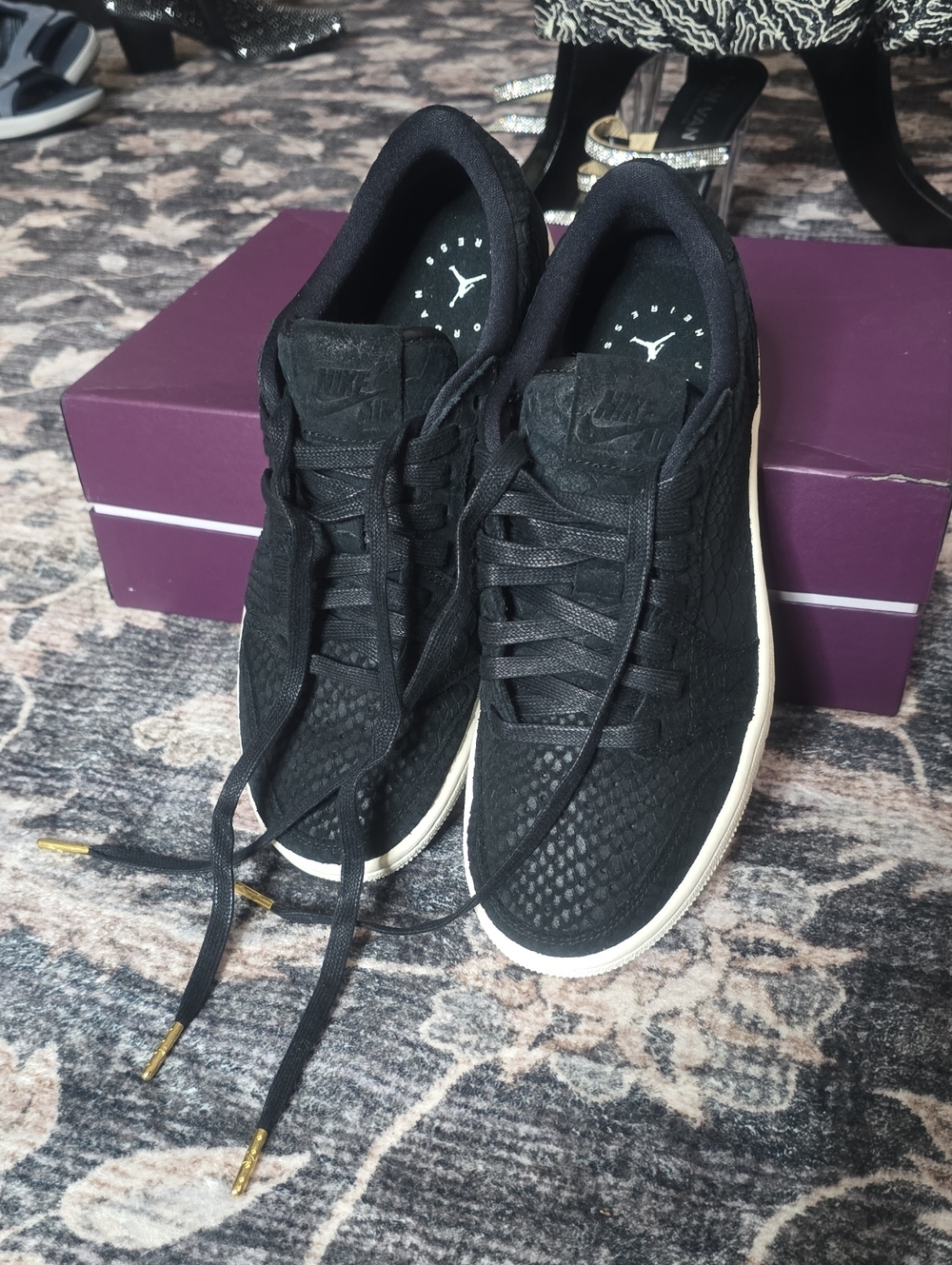 Nike Black Low-Top Sneakers Python with White Sole.